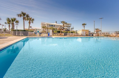 Galveston Apartment | 1BR Suite w/Kitchen | Pool, Golf & Arcade