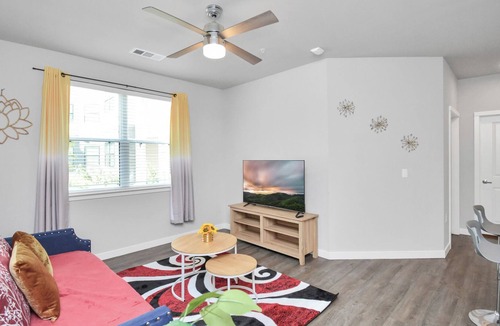 Spring Branch East Apartment | 1BR Wi-Fi KgBD 4KTV NRG DT MED Pool Galleria