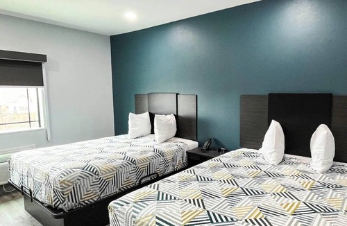 Southeast Houston Hotel | 2 Accommodations 6.4 Miles Away from Airport | Pet-Friendly | Free Parking