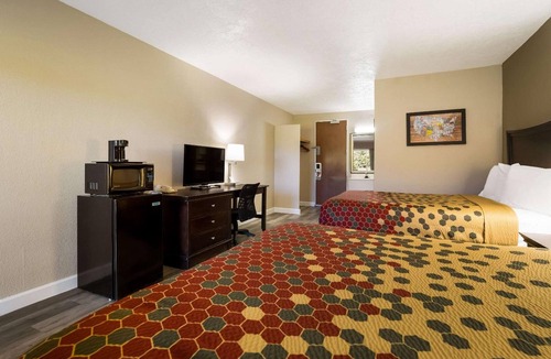 Perry Hotel | 2 Accommodations near Historic Downtown Perry | Free Parking | Pet Friendly Stay