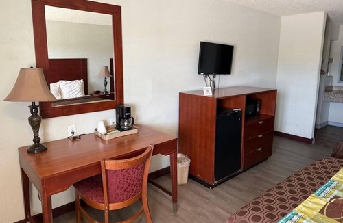 Pearsall Hotel | 2 Accommodations with Free Parking | Explore Frio Regional Parks | 2 Queen Beds