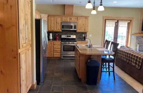 Kellogg Condo | 2 bed/2 bath condo w/views near Silver Mountain