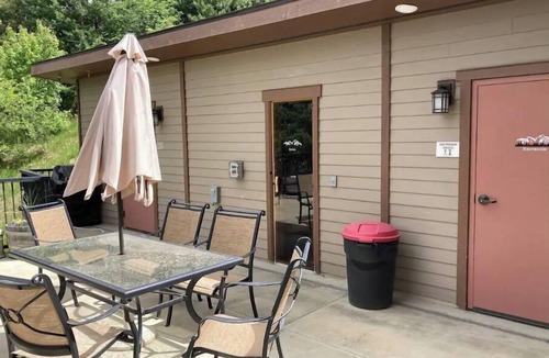 Kellogg Condo | 2 bed/2 bath condo w/views near Silver Mountain