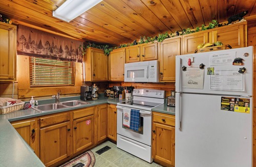Gatlinburg - Pigeon Forge Cabin | 2 bed/2 bath/loft with game room/pool tables, hot tub.