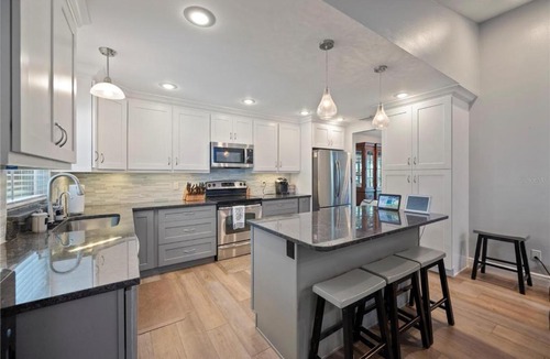 Charlotte Apartment | 2 Bed Apartment Sleeps 4 with Free Parking
