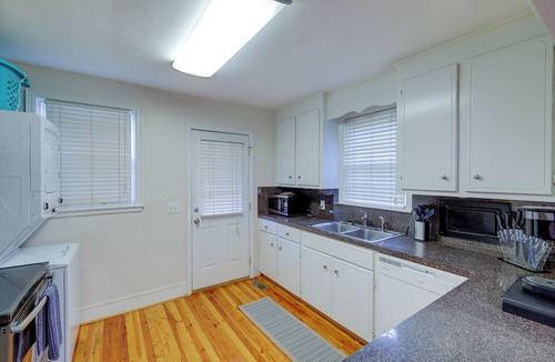 Cayce House | 2 Bed - Charming Home - Cayce (W Columbia)