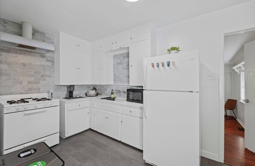 North University House | 2-bedroom bungalow near UT campus