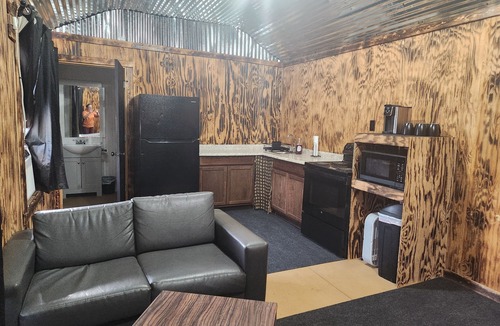 Sarita Cabin | 2-bedroom cabin in a quiet south Texas town