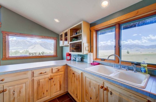 Cameron House | 2-bedroom cabin with views of the Madison River!