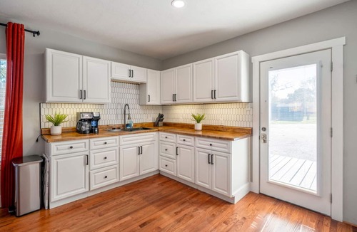 Greater East End Apartment | 2-bedroom - Equipped Kitchen - Gated Parking