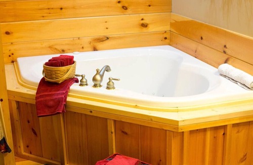 Millersburg Apartment | 2 Bedroom Lodge Suite with Kitchen, Fireplace, and Jacuzzi Tub