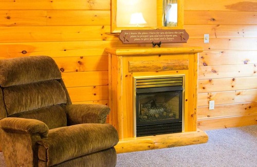 Millersburg Apartment | 2 Bedroom Lodge Suite with Kitchen, Fireplace, and Jacuzzi Tub