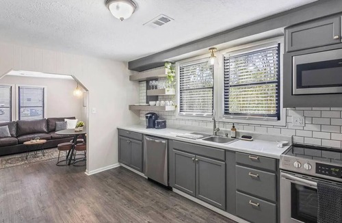 Augusta Cottage | 2-bedroom modern cottage in Augusta with outdoor patio seating and dining