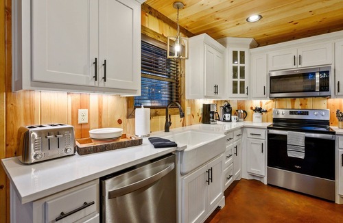 Hochatown Cabin | 2 BR Cabin W/Loft, Playset, Firepit, Hottub, Billards Table, Arcade
