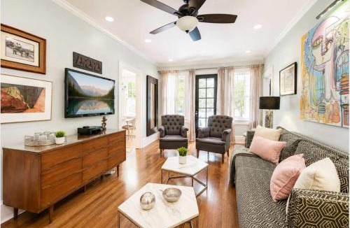 Cherry House | 2 BR in Myers Park with comfortable screened porch