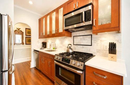 Cherry House | 2 BR in Myers Park with comfortable screened porch