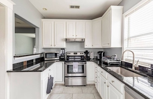 Oak Lawn House | 2 BR Oak Lawn House by Uptown WFH Setups