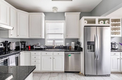 Oak Lawn House | 2 BR Oak Lawn House by Uptown WFH Setups