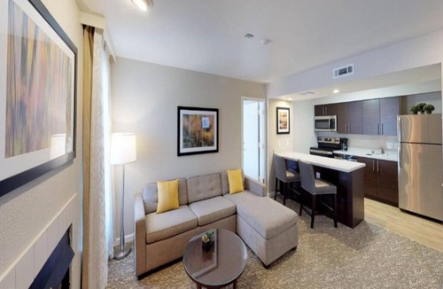 Newark Hotel | 2 Charming Suite Perfect for Family Vacations | Free Breakfast