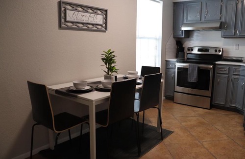 Eagle Pass Apartment | 2 Columns Stay 5