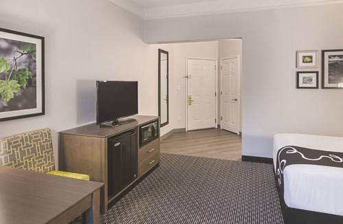 Orlando Hotel | 2 Comfortable Suites w/free breakfast – Ideal for Families Visiting Universal