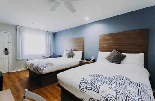 Clear Lake Shores Hotel | 2 Convenient Units w/Access to Kemah Boardwalk Access | Deck with Marina View