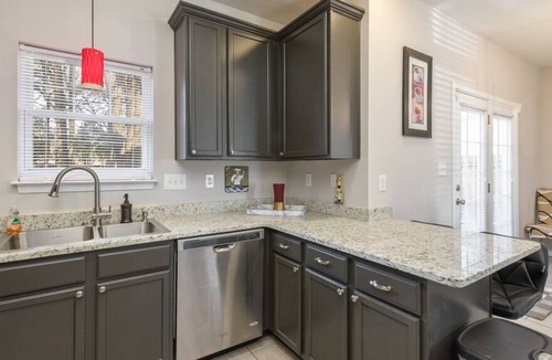 Ponderosa - Wingate House | 2 Entire Homes ~ Fit 28ppl ~ Min to Airport/Uptown