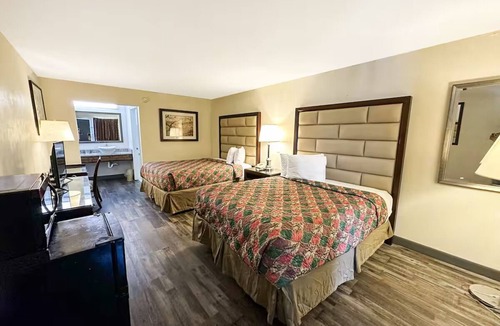 Ridgeway Hotel | 2 Family-Friendly Inviting Rooms Near I-77, w/Free Parking