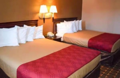 Richburg Hotel | 2 Family-Friendly Queen Rooms Near Shopping + Attractions – Great for Kids