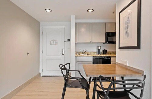 FM 1960 Hotel | 2 Family-Friendly Rooms Located for Houston’s Sights | Outdoor Pool