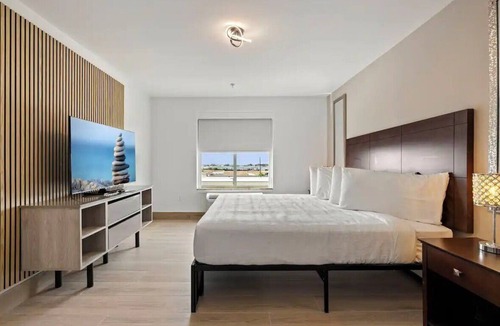 FM 1960 Hotel | 2 Family-Friendly Rooms Located for Houston’s Sights | Outdoor Pool