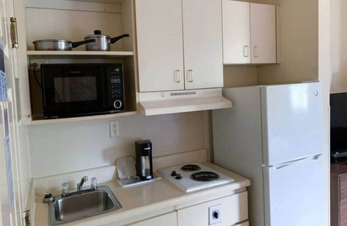 Myrtle Beach Apartment | 2 Full Beds|Non-Smoking, Kitchen