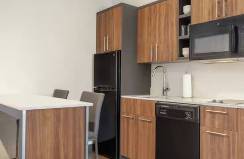 Houston Hotel | 2 Inviting Modern Rooms Great for Business & Leisure Travelers | Free Breakfast