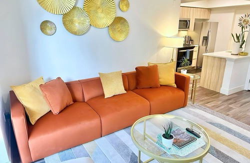 Wilshire Montana Apartment | 2 KING BED SUITE WALK to BEACH,PIER, PROMENADE