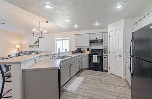 Nampa House | 2 Kings, Firepit, grill, pets ok, large fence yard