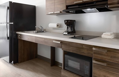 Nampa Hotel | 2 Kitchen-Equipped Rooms Near Concerts and Events - Explore Warhawk Air Museum!