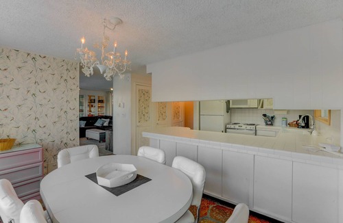 McCall House | 2 Lakefront Homes - Sleeps 16 - Dock - Beach - Walk to Dining & Park