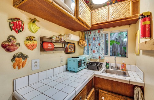 Silver Lake Apartment | 2 Mi to Echo Park: Funky Silver Lake Studio