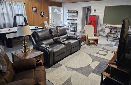 Wadsworth House | 2 min walk to bike trail! Nice gameroom with air hocky!