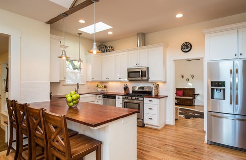Fredericksburg House | 2 min walk to Main St - Screened Porch, Hot Tub - Great for Groups