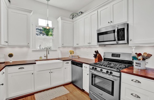 Fredericksburg House | 2 min walk to Main St - Screened Porch, Hot Tub - Great for Groups