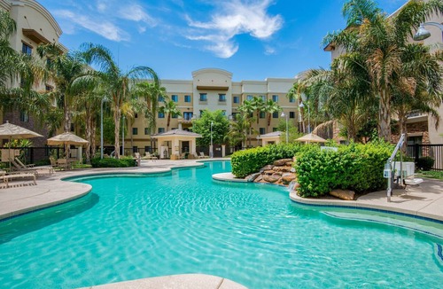 Glendale Sports and Entertainment District Apartment | 2-Queen 1BR Suite near Sports Dist + Hot Breakfast