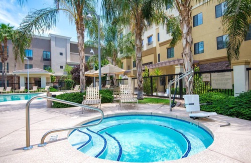 Glendale Sports and Entertainment District Apartment | 2-Queen 1BR Suite near Sports Dist + Hot Breakfast