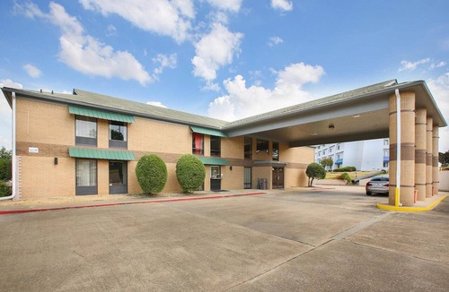 Texarkana Apartment | 2 Queen Bed|Smoking|Texarkana