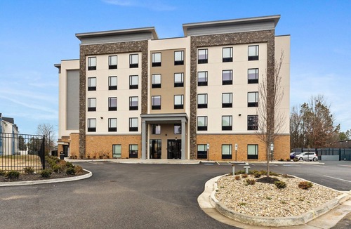 Sandston Apartment | 2 Queen Beds|Mobil Access Tub NS Kitchen