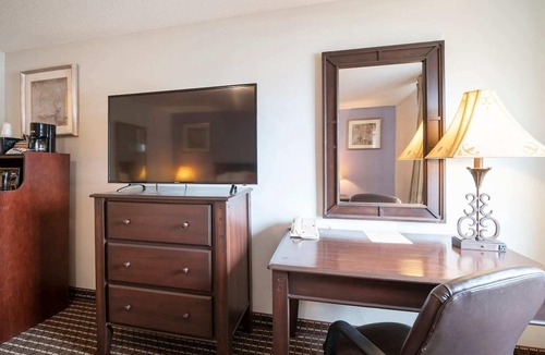 Greater Greenspoint Apartment | 2 Queen Beds Non-Smoking