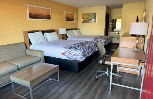 St. George Hotel | 2 Relaxing Rooms: Each with Desk & Private Bath Near Local Attractions