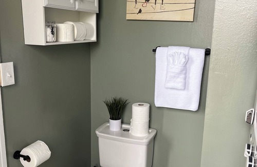 Fan District Apartment | 2 Rooms -2 Queen Beds Apartment in pleasant Richmond with AC, WiFi
