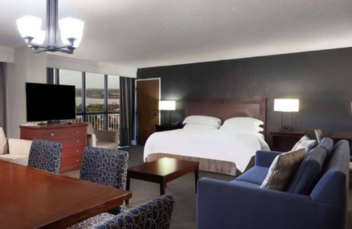 Nassau Bay Hotel | 2 rooms just minutes from Space Center Houston with stunning Clear Lake views