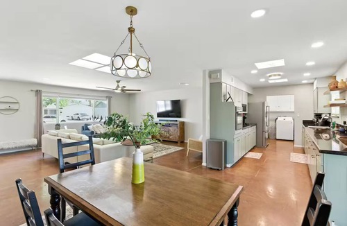 Melrose Paradise House | 2 Side by Side Homes - 6BR 15ppl